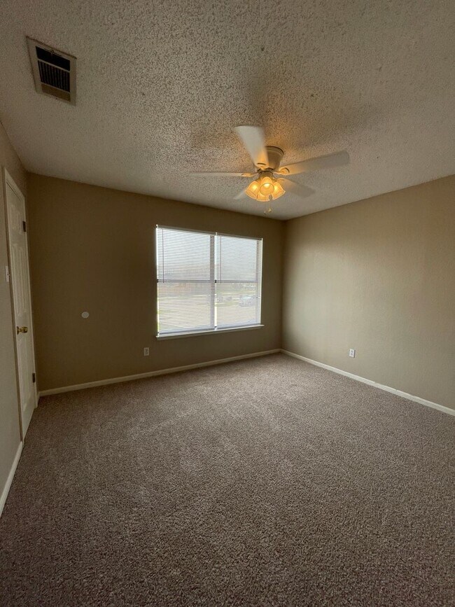 Building Photo - 1208 Monroe Loop