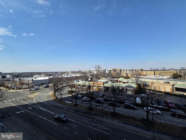 Building Photo - 5750 Bou Ave