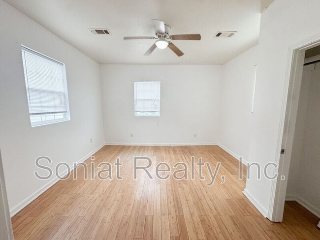 Building Photo - 4501 Majestic Oaks Dr