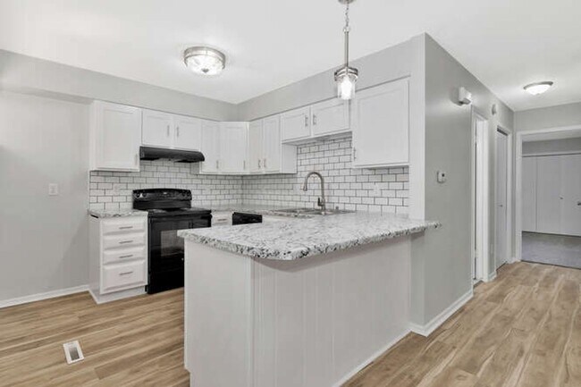 Building Photo - 2025-2027 N. Rosewood Ct.