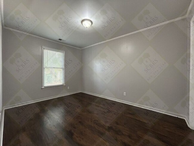 Building Photo - Cozy 2-Bedroom Duplex with Wood Floors & S...