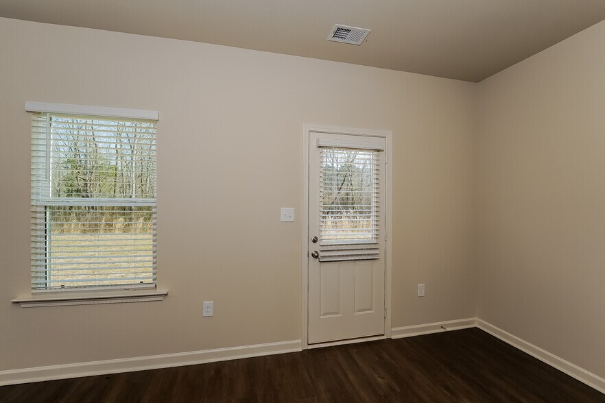 Building Photo - 504 Clover Cir