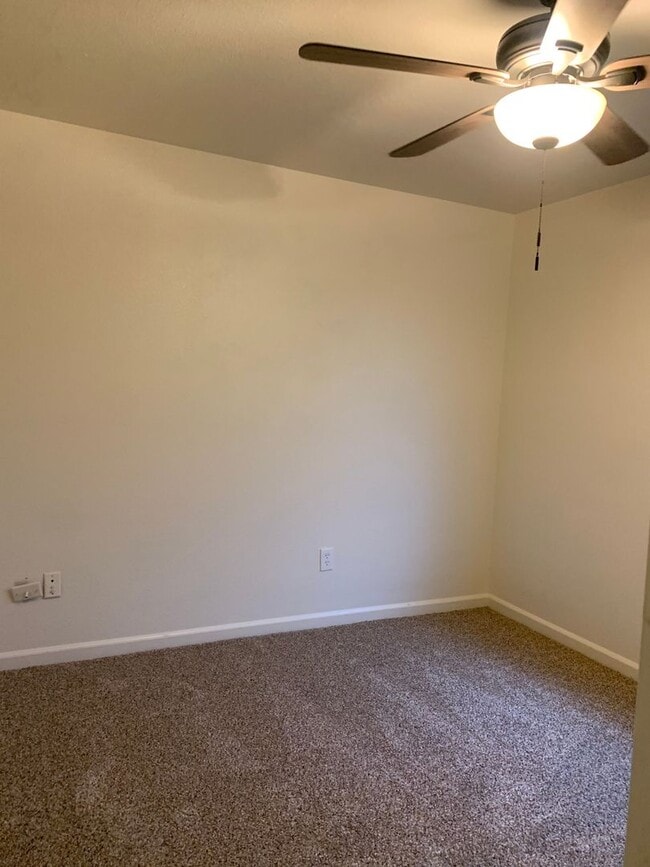 Building Photo - 3 Bedroom, 2 Bath home in North Hanford