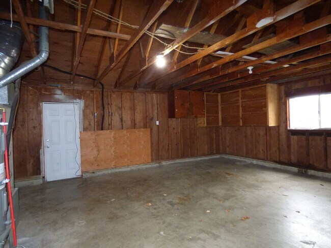 Building Photo - Rent Special: FREE May's Rent!!