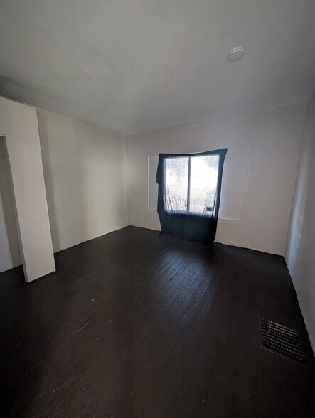 Building Photo - 2116 W Garden St