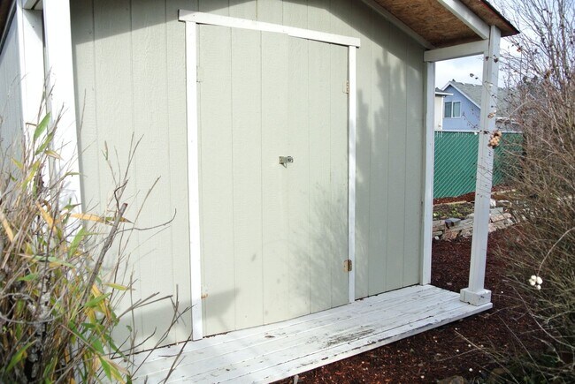 Building Photo - Spacious 3 bedroom 2.5 bath home in SE Cor...