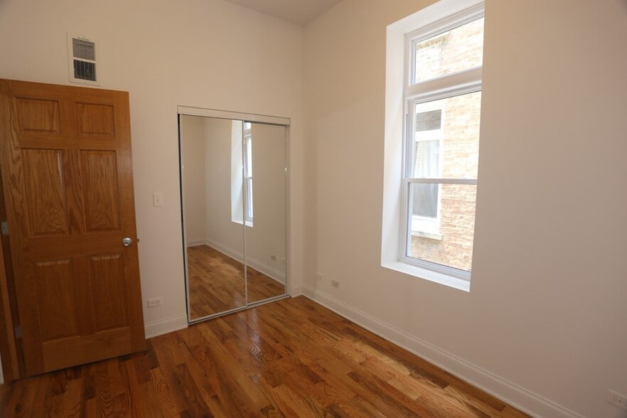 Building Photo - 1706 W Sunnyside Ave