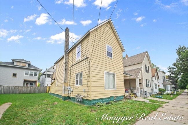 Building Photo - 921 4th St NW