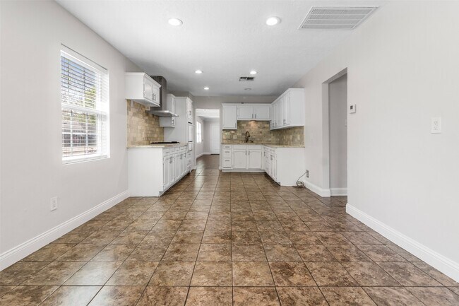 Building Photo - 714 Ogilvie St