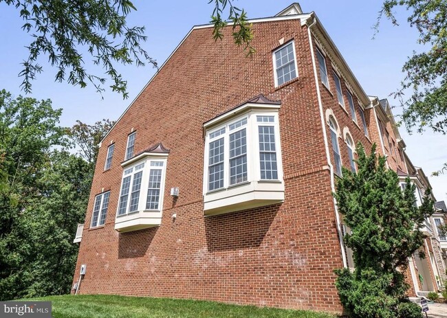 Building Photo - 1600 Regent Manor Ct