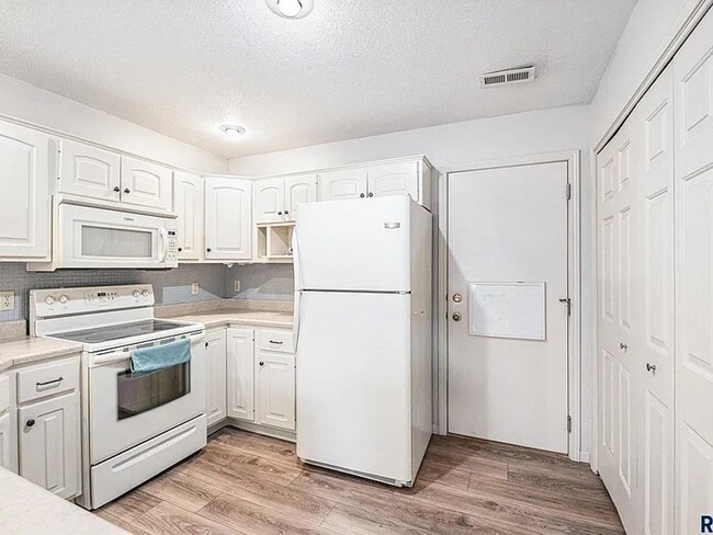 Building Photo - Charming 3-Bedroom Twin Home — 904?E?Jane?...