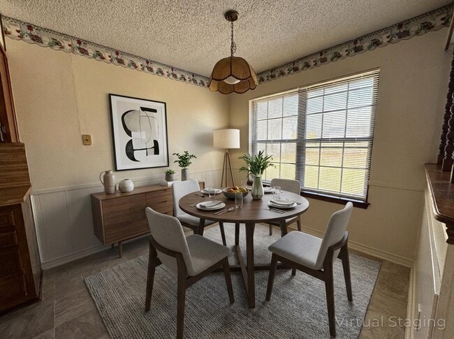 Building Photo - 207 E Hogan Dr