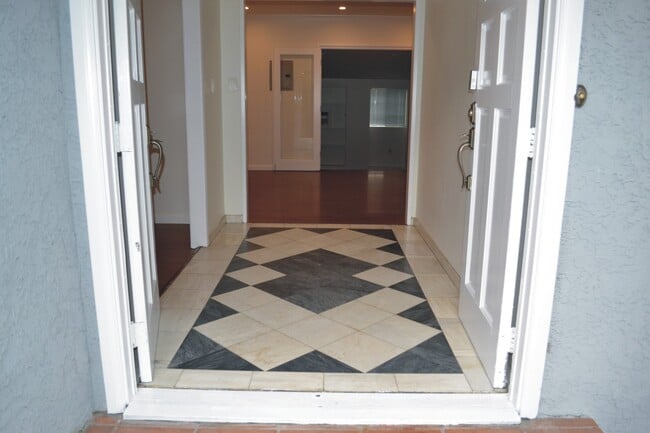 Building Photo - 6407 Gentry Ave