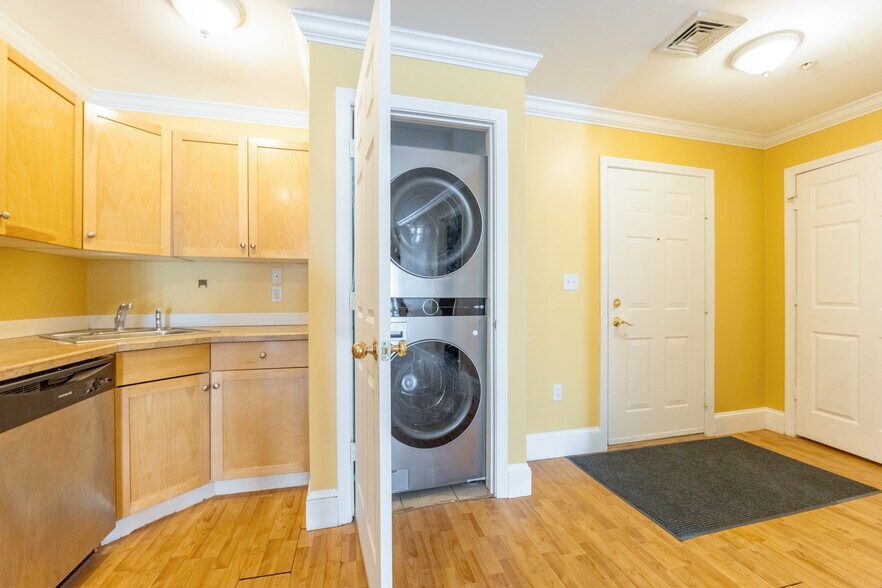 Building Photo - 426 Mount Hope St