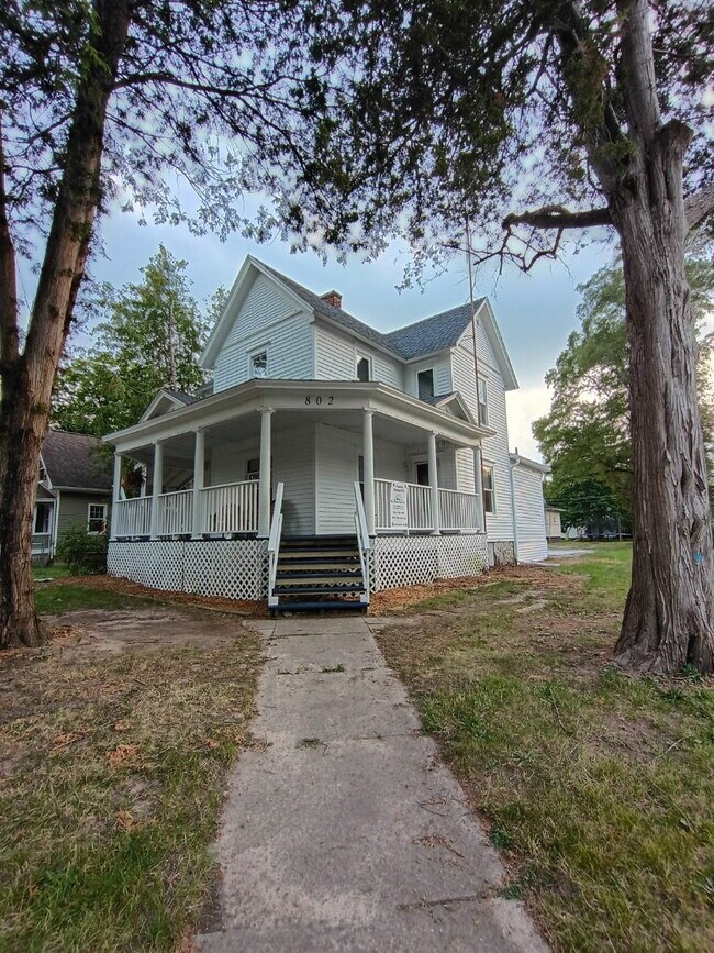 Building Photo - 802 S Washington St