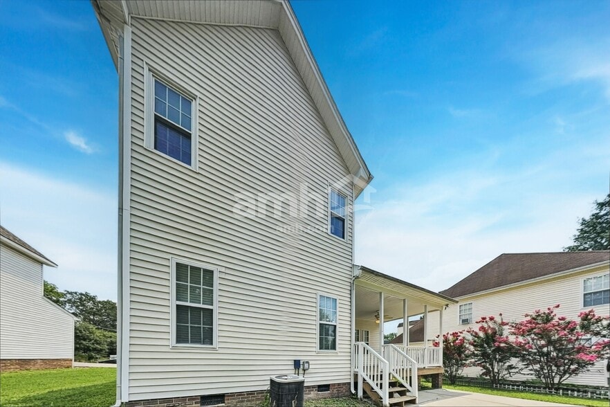 Building Photo - 2713 Denbel Cir