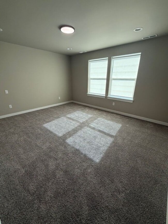 Building Photo - Beautiful brand new home in downtown Rosly...
