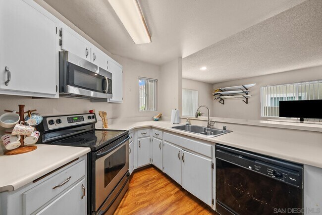 Building Photo - 7565 Charmant Dr