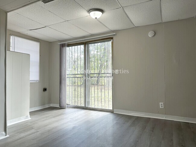 Building Photo - 3518 Japonica Rd N
