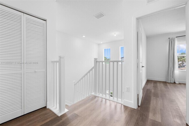 Building Photo - 4048 Veleiros Ave