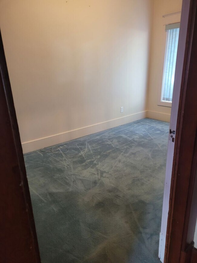 Building Photo - 3 bedroom 2 bath