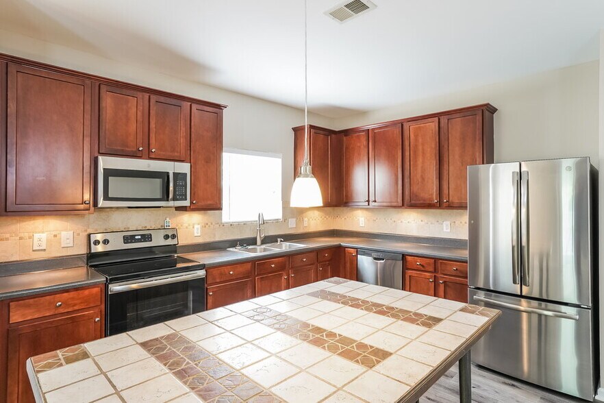 Building Photo - 242 River Hills Dr