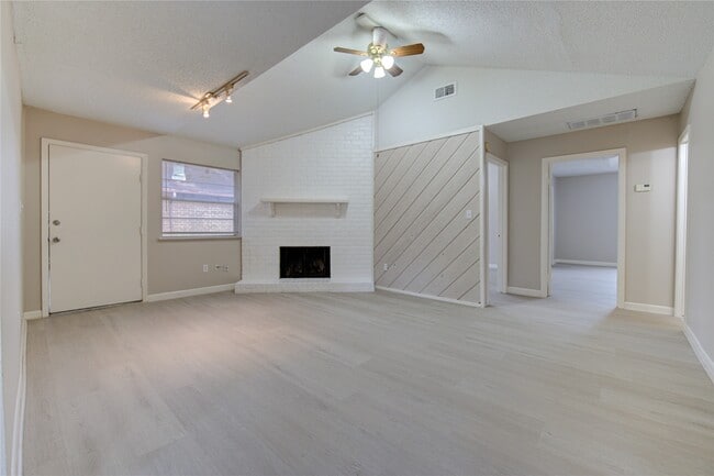 Building Photo - 212 Quaker Dr