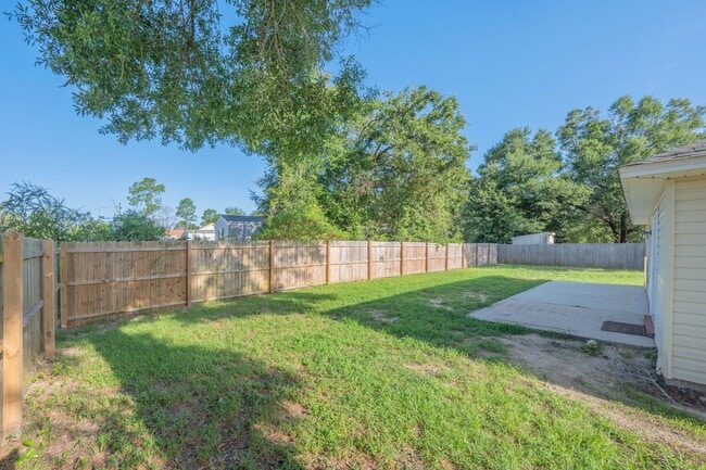 Building Photo - North Crestview Home!