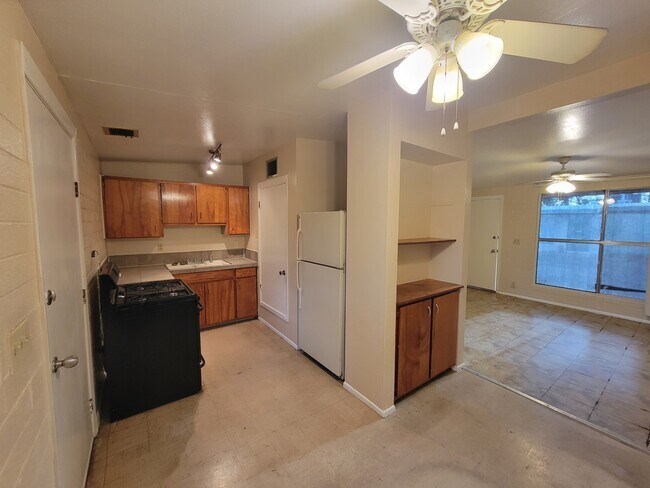 Building Photo - 3423 E Flower St