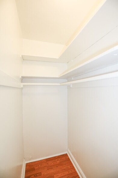 Building Photo - 911 W Lawrence Ave