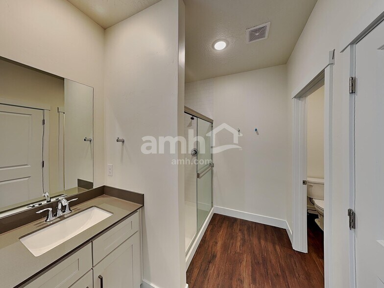 Building Photo - 3100 N Vigo Ave