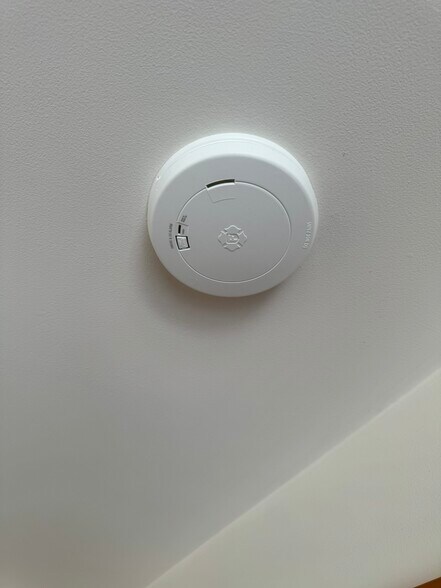 Building Photo - 7S485 Lynn Dr