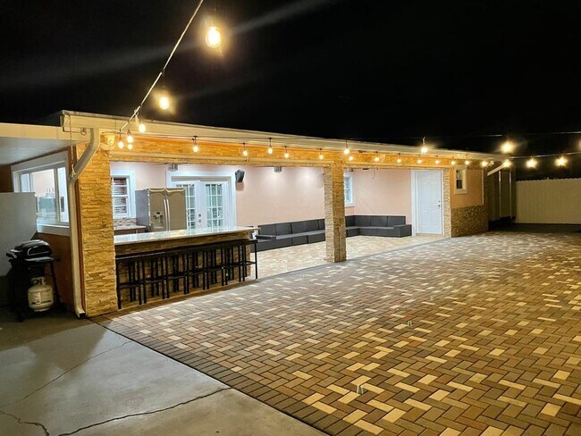 Building Photo - 584 Vossler Ave