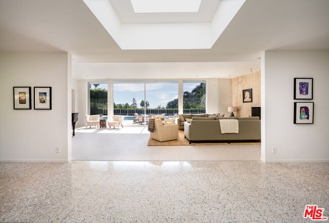 Building Photo - 1121 Loma Vista Dr