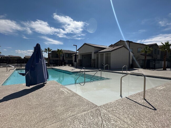 Building Photo - 3 Bedroom 2.5 Bathroom Townhome - Pet Friendly.