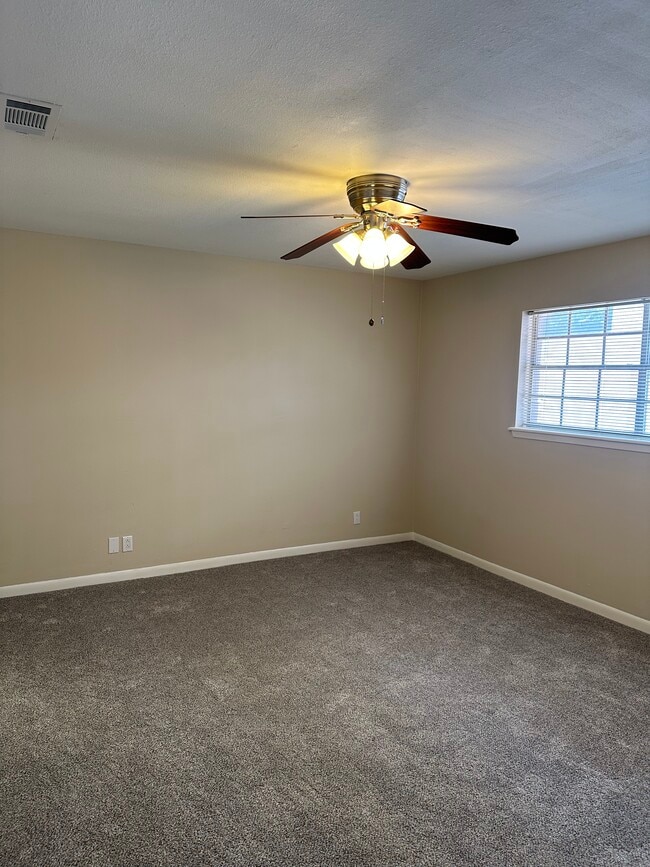 Building Photo - 4106 S Park Dr