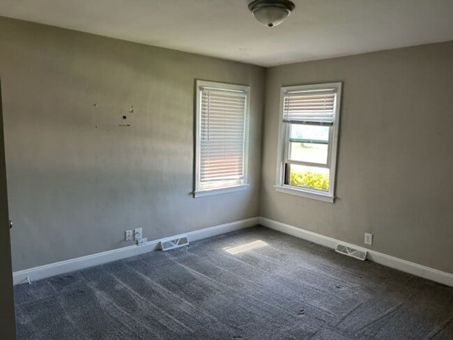 Building Photo - Renovated 3 Bedroom Near Casino & Naval Ho...