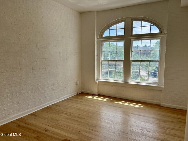 Building Photo - 155 River St