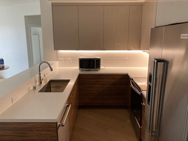 Building Photo - Back on the market! Modern 2 bedroom 2 bath condo blocks from the beach w/parking and washer/drye...