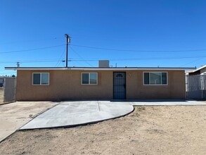 Building Photo - 3 bed  1 bth Available now.. Apply today!