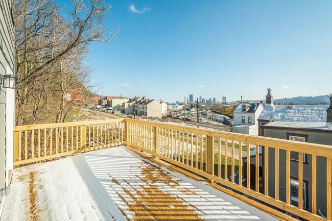 Building Photo - Stunning 4 bedroom home in Pittsburgh avai...