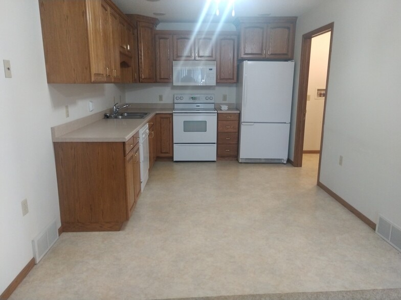 KITCHEN - 401 E Drake St