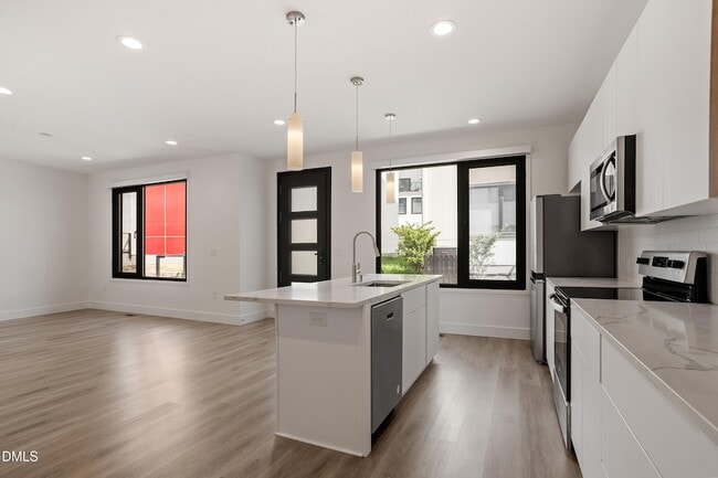 Building Photo - 2017 Jade St