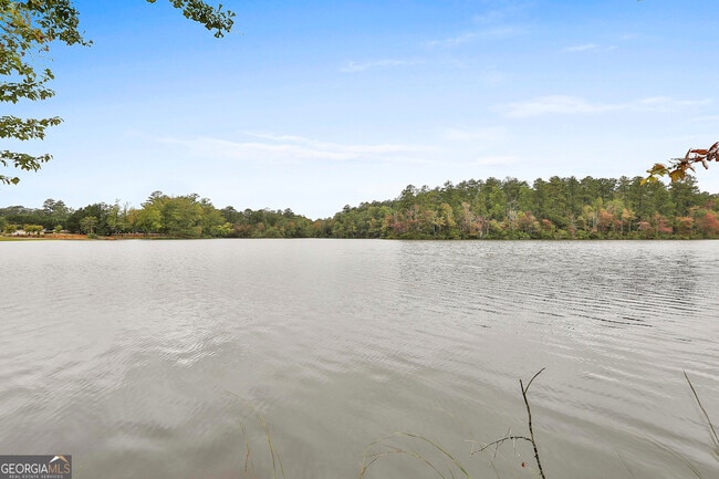 Building Photo - 405 Lakeview Way