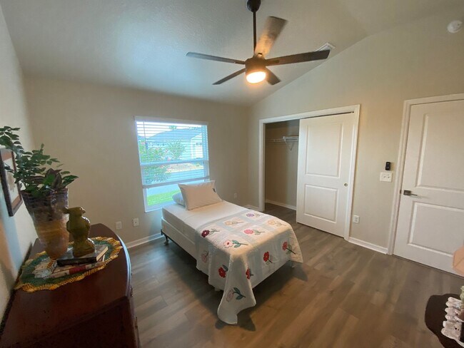 Building Photo - Beautiful, Furnished ANNUAL 2 bed, 2 bath ...