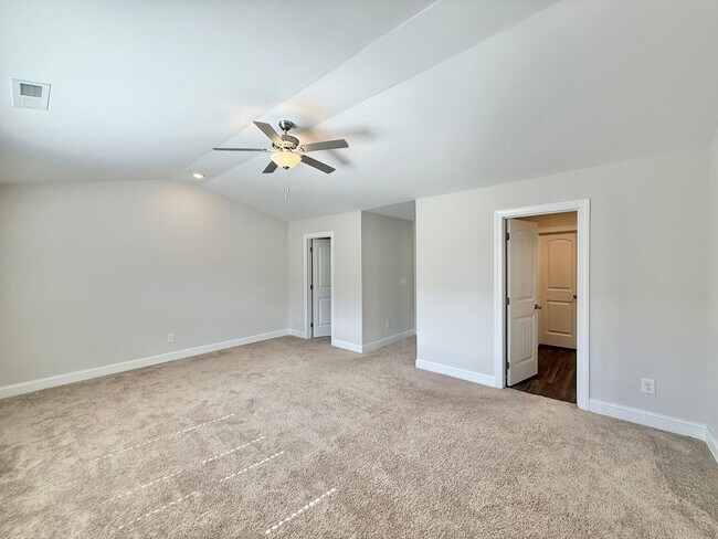 Building Photo - Stunning 3BD, 2.5BA Raleigh Townhome in a ...