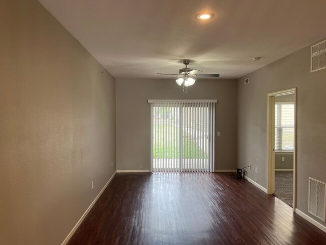 Building Photo - 2 Bedroom, 2 Bath Modern, Open Floor Plan