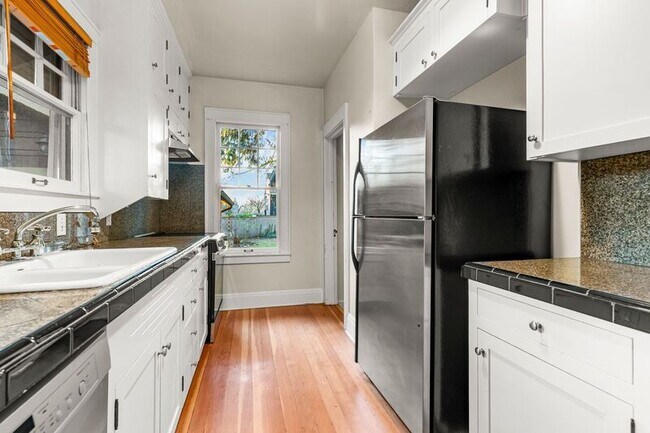 Building Photo - 5343 SE 44th Ave