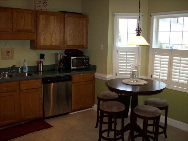 Building Photo - 5024 Village Lawn Dr