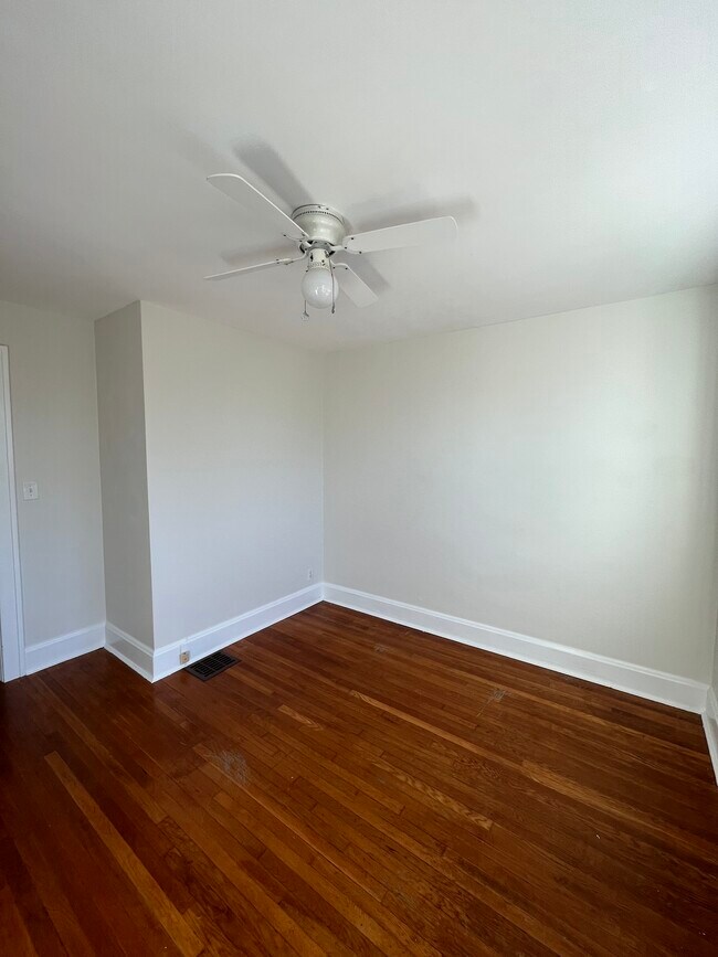 Building Photo - 4964 Oaklawn Dr